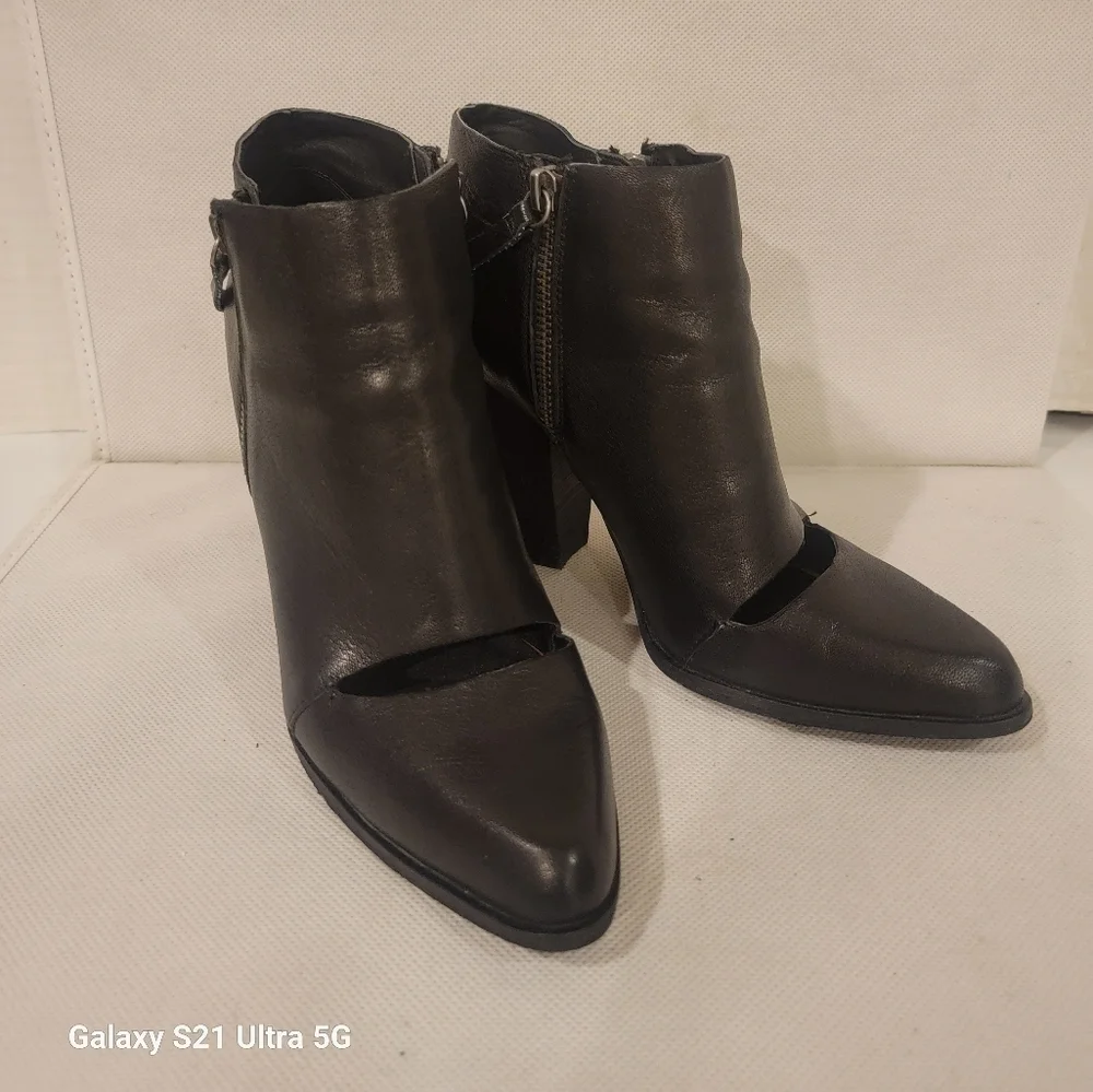 JOE'S BLACK LEATHER SHOE BOOTS/BOOTIES (sz 7)‎